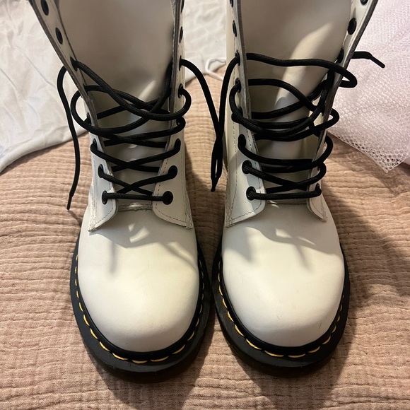 White Doc martens worn only  twice - Picture 3 of 4